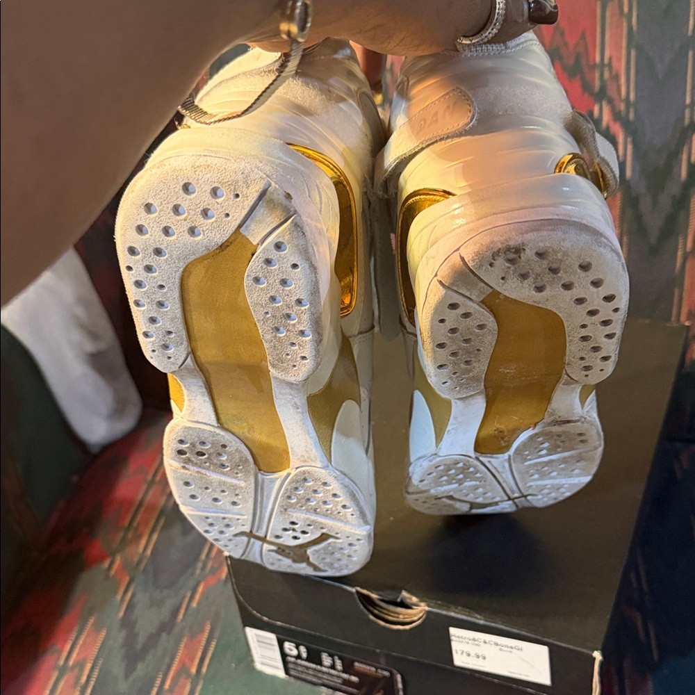 Air Jordan Retro 8Sneakers in light bone and Metallic Gold - Picture 4 of 4